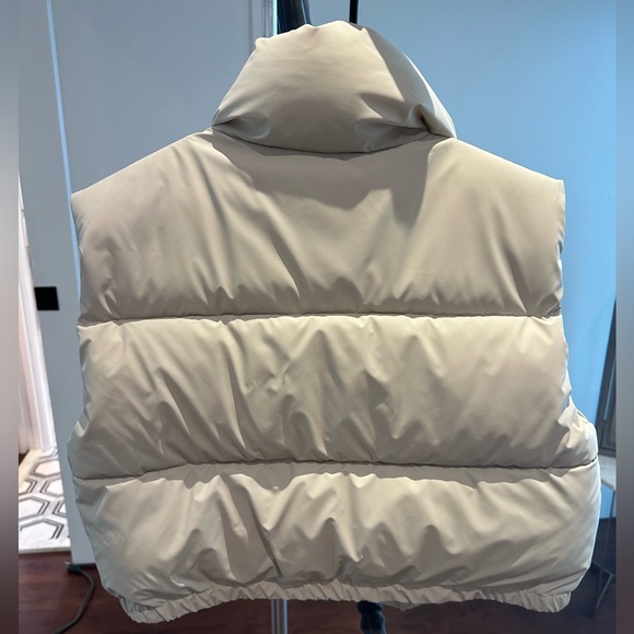 Zara cropped puffer vest in Large - Picture 2 of 2